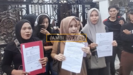 Sejumlah Korban mendatangi diduga rumah pelaku Investasi rokok di Kota Jambi