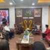 Ketua GMNI Jambi, Ludwig Syarif Sitohang bersama pimpinan Kejaksaan Tinggi Jambi