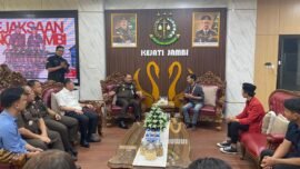 Ketua GMNI Jambi, Ludwig Syarif Sitohang bersama pimpinan Kejaksaan Tinggi Jambi