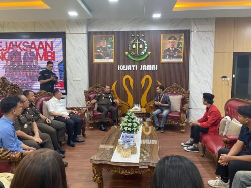 Ketua GMNI Jambi, Ludwig Syarif Sitohang bersama pimpinan Kejaksaan Tinggi Jambi