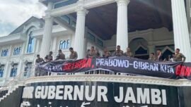 Pemasangan Baliho atribuk Aksi GMNI di Kantor Gubernur dibongkar Paksa Satpol PP, "nanti Pak Gubernur Marah"