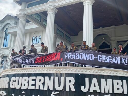 Pemasangan Baliho atribuk Aksi GMNI di Kantor Gubernur dibongkar Paksa Satpol PP, "nanti Pak Gubernur Marah"