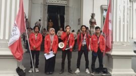 Aksi GMNI Jambi di kantor DPRD mendesak Kalrifikasi Ivan Wirata Soal statement "Pasang Badan" untuk MBG