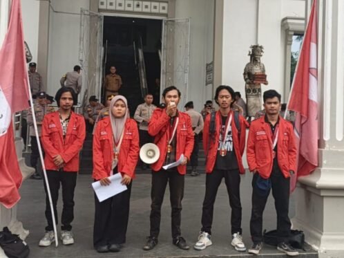 Aksi GMNI Jambi di kantor DPRD mendesak Kalrifikasi Ivan Wirata Soal statement "Pasang Badan" untuk MBG